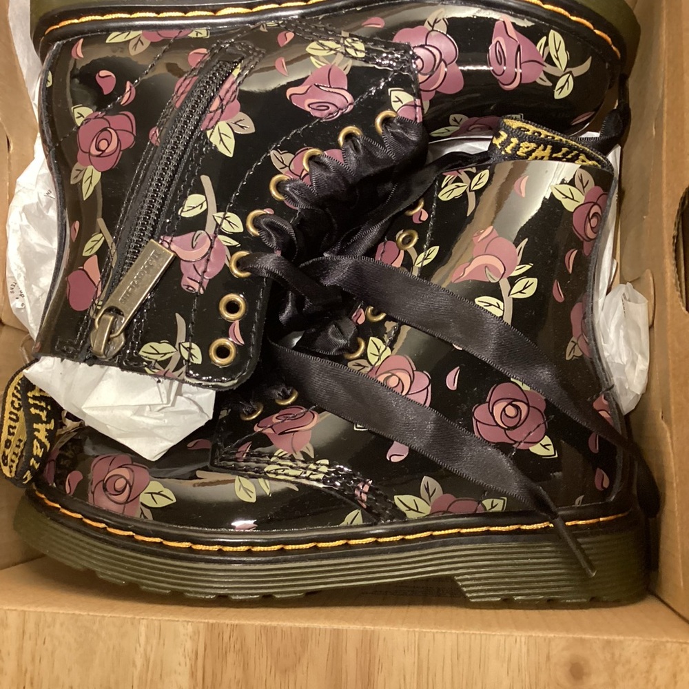 Dr. Martens Child Black Floral Combat Boots sz 11 in box - Picture 2 of 11